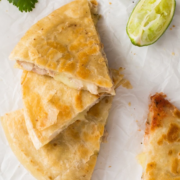 Quesadillas με κοτόπουλο και lime