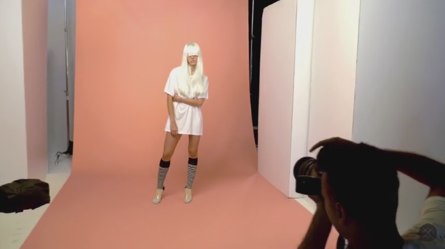 Δες τη Rihanna να σκηνοθετεί το πρώτη καμπάνια μόδας της!