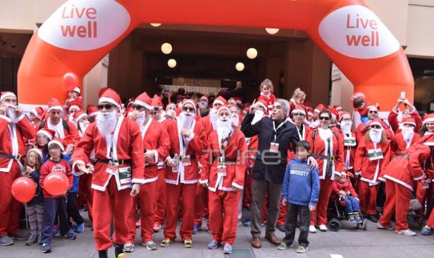 Μαρία Μπεκατώρου: Έτρεξε ντυμένη Άγιος Βασίλης στο κέντρο της Αθήνας! Φωτογραφίες