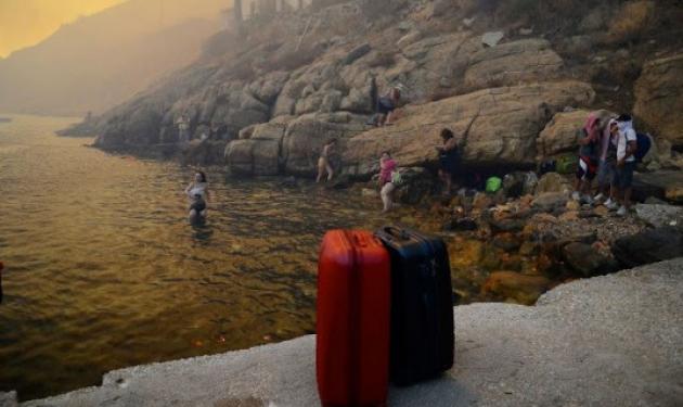 Σέριφος: Έπεσαν στη θάλασσα για να σωθούν από τη φωτιά – Εικόνες που κόβουν την ανάσα – Ένα συγκλονιστικό φωτορεπορτάζ!