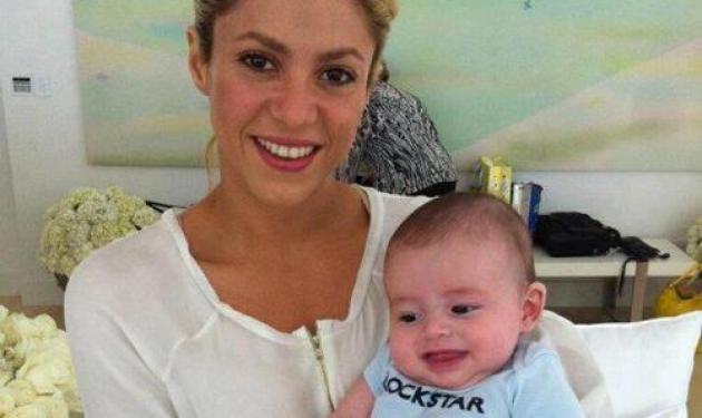 Ευτυχισμένη μαμά η Shakira! Φωτογραφίζεται αγκαλιά με τον γιο της