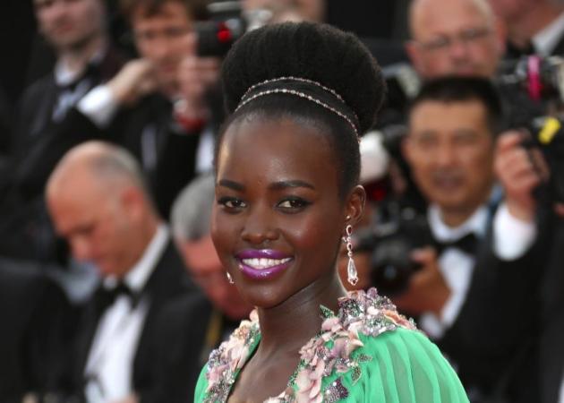 Σοβαρά τώρα; Δες την Lupita Nyong’O να… σιδερώνει τα μαλλιά της!