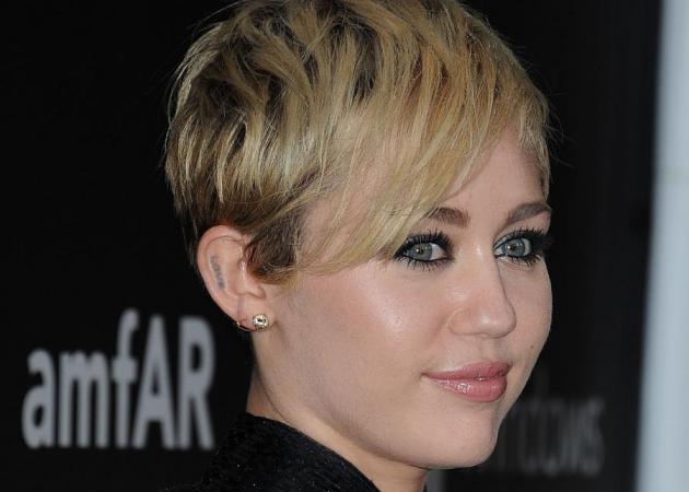 Η Miley Cyrus: γιατί δεν μπορεί να κουνήσει το πρόσωπό της!