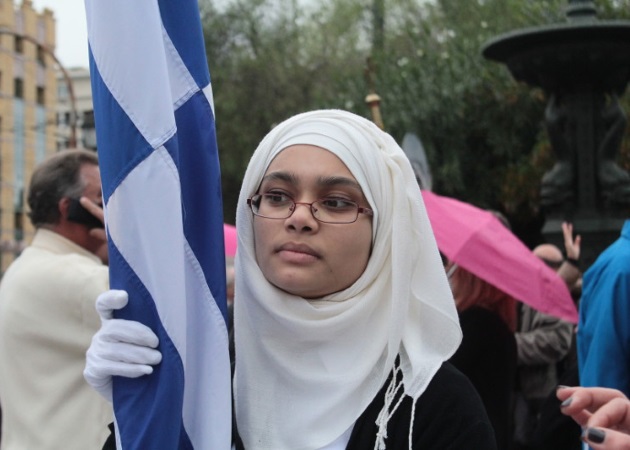 Βέφα Αλεξιάδου για τη σημαιοφόρο με τη μαντήλα: “Πολέμησαν κι οι παππούδες της;”