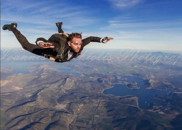 Ηλίας Βρεττός: Το εντυπωσιακό skydiving στο νέο του videoclip για το τραγούδι Κατάλαβέ το!