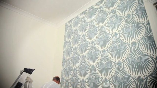 Πώς να ντύσεις τον τοίχο σου με ταπετσαρία!