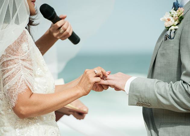 Πάτρα: Η νύφη πήρε το μικρόφωνο στη γαμήλια δεξίωση και το γλέντι άναψε για τα καλά