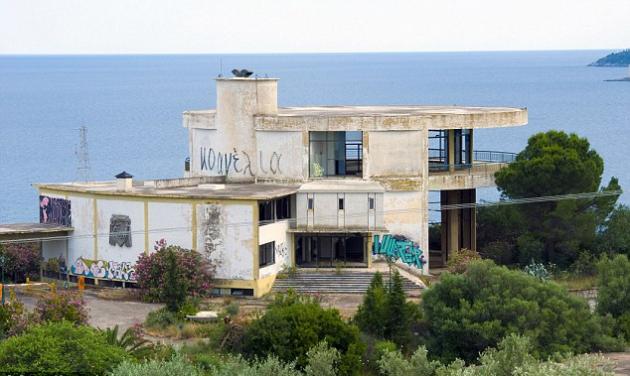 Σε άθλια κατάσταση το -πολλών εκατομμυρίων- ξενοδοχείο της Πελοποννήσου που φιλοξένησε την Jolie και άλλους διάσημους!