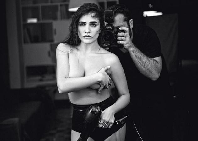 Κόννυ Μεταξά: Ποζάρει topless και τρελαίνει το Instagram! [pics]
