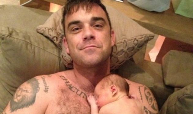 O Robbie Williams μας συστήνει την κόρη του, Theodora Rose!