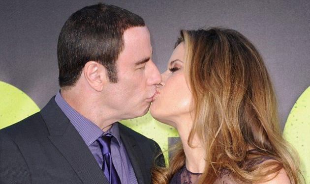 J. Travolta: Το αμήχανο φιλί με την γυναίκα του στο κόκκινο χαλί μετά το σκάνδαλο!