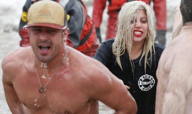 Lady Gaga: Βούτηξε στην παγωμένη λίμνη του Michigan μαζί με τον αρραβωνιαστικό της!