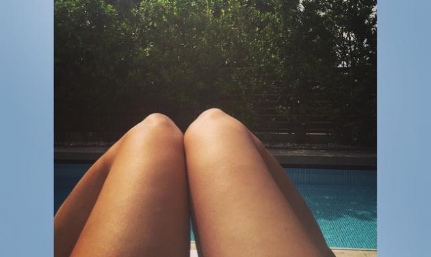 Ποια Ελληνίδα μας δείχνει τα καλλίγραμμα πόδια της στην πισίνα;