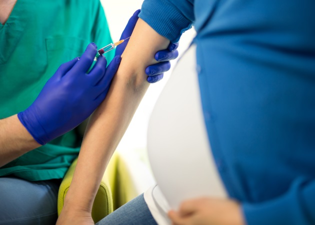 Ποια είναι τα εμβόλια που μπορείς να κάνεις στην εγκυμοσύνη; Ο Δρ. Σπύρος Μαζάνης σε συμβουλεύει