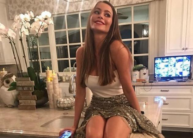 Sofia Vergara: H πιο σεξι νοικοκυρά και το πάρτι για την ημέρα των ευχαριστιών!