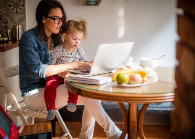 Εργαζόμενη μητέρα: Πέντε από τα πιο ευέλικτα και λιγότερο… απαιτητικά επαγγέλματα για τη μαμά