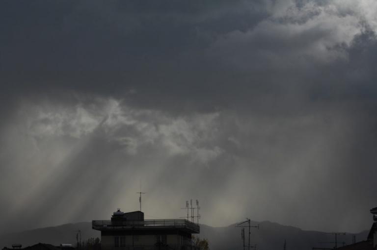 Καιρός: Βροχές, καταιγίδες και χιόνια σήμερα