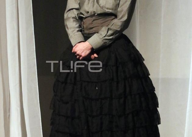 Ποιος Έλληνας ηθοποιός φόρεσε αυτή την … ιδιαίτερη φούστα; [pics]