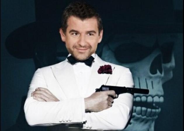 Rising Star: Ο Γιώργος Λιάγκας, ο James Bond και το… ιβουάρ σακάκι! [pics]