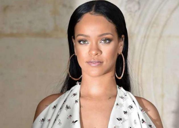 Rihanna: Προσφέρει σε κορίτσια στο Μαλάουι υποτροφίες και ποδήλατα για να πηγαίνουν στο σχολείο