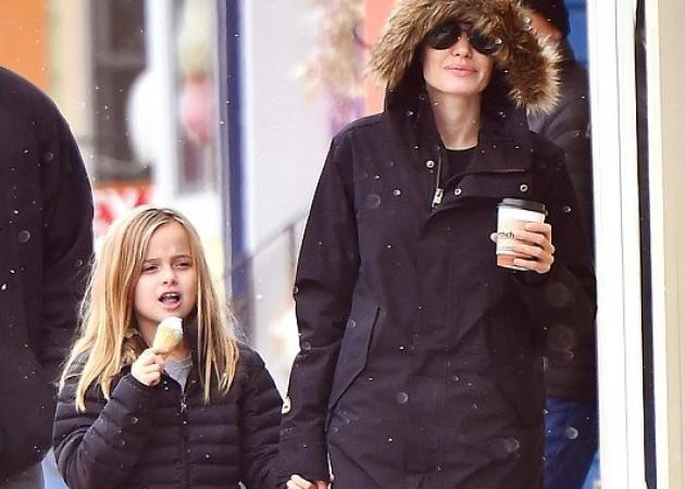 Angelina Jolie:  Η ευτυχισμένη Πρωτοχρονιά στα χιόνια με τα παιδιά της και οι μοναχικές γιορτές του Brad! [pics]