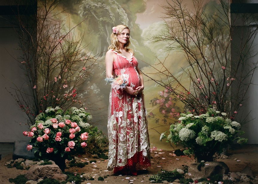 Η Kirsten Dunst μεταμορφώνεται σε κορίτσι των λουλουδιών για τη νέα καμπάνια γνωστού οίκου