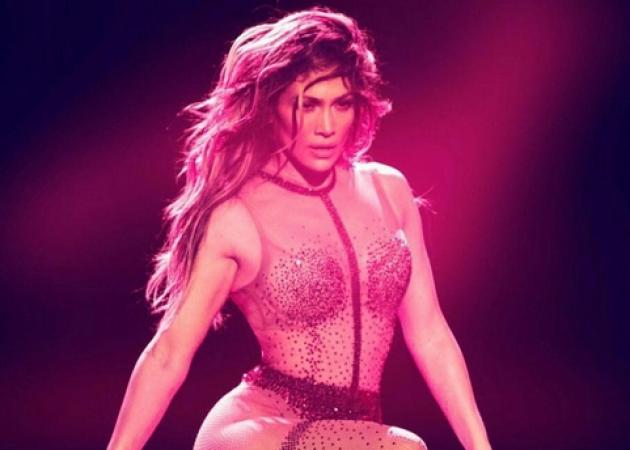 Jennifer Lopez: Η σέξι εμφάνιση στο stage και η στήριξη από τον σύντροφό της και τις κόρες του! [pics]