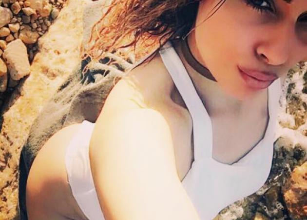 H Mίνα Αρναούτη ποζάρει με αποκαλυπτικό μαγιό και ρίχνει το instagram! [pics]