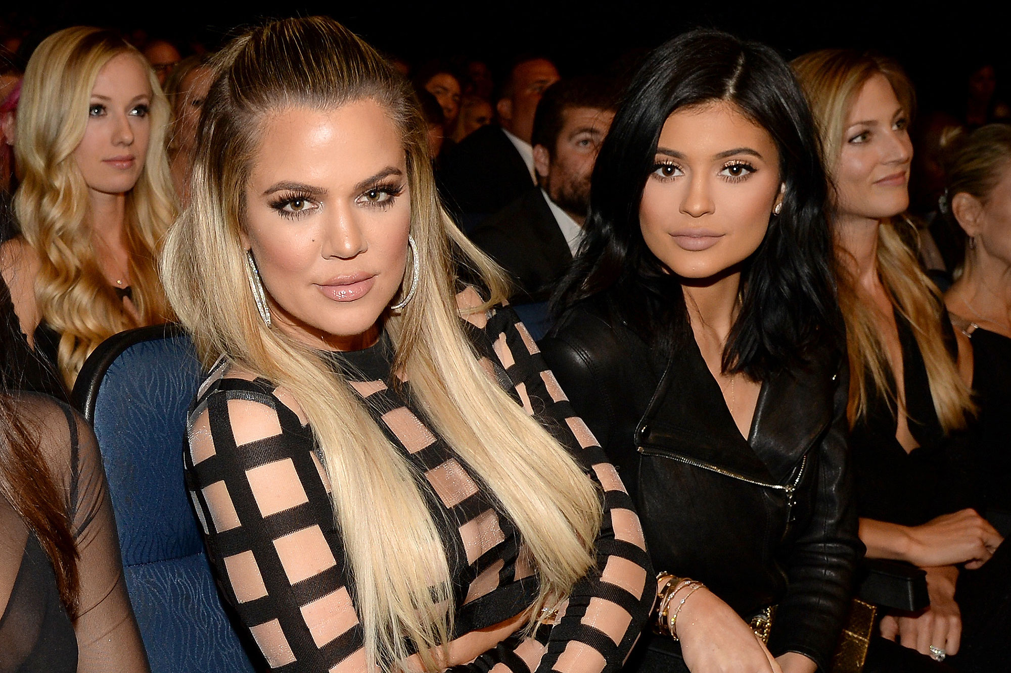 Η Kylie Jenner και η Khloe Kardashian ποζάρουν μαζί με φουσκωμένες κοιλιές! [pic]