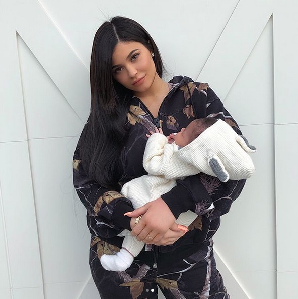 Kylie Jenner: Οι πρώτες κοντινές φωτογραφίες της νεογέννητης κόρης της