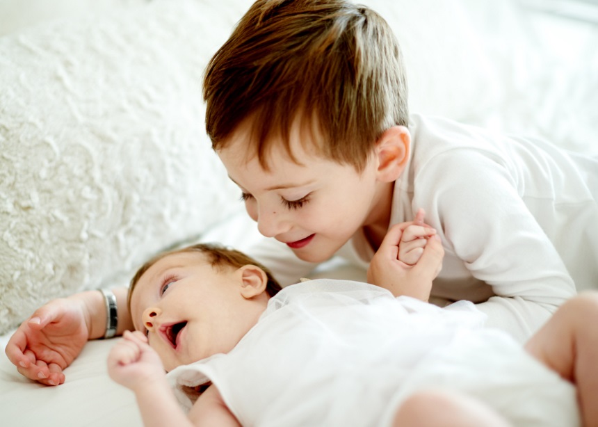 Ήξερες ότι το μικρό σου παιδί έχει πολλά να διδάξει στο μεγαλύτερο αδερφό του;