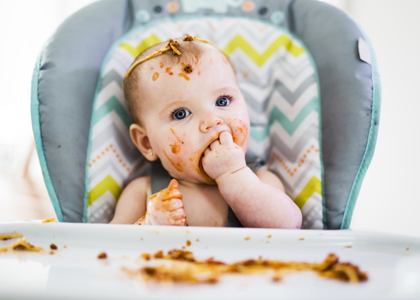 Τι πρέπει να τρώει το μωρό από έξι έως 12 μηνών και πώς εισάγουμε τις στερεές τροφές