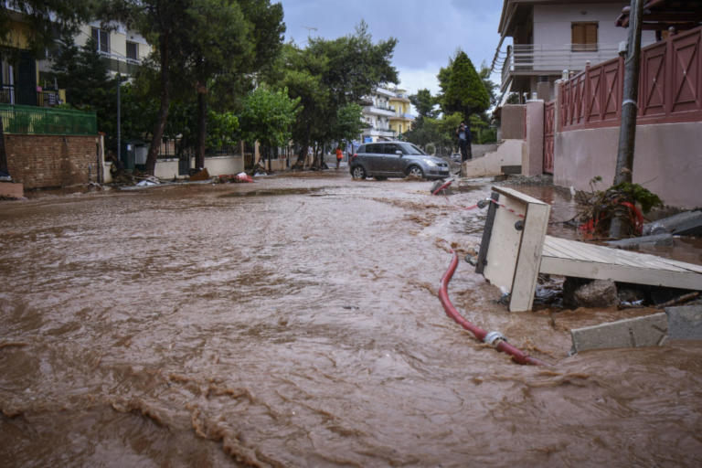 Μάνδρα: Νέα ισχυρή βροχόπτωση – Έκλεισε ξανά η παλιά Εθνική Οδός