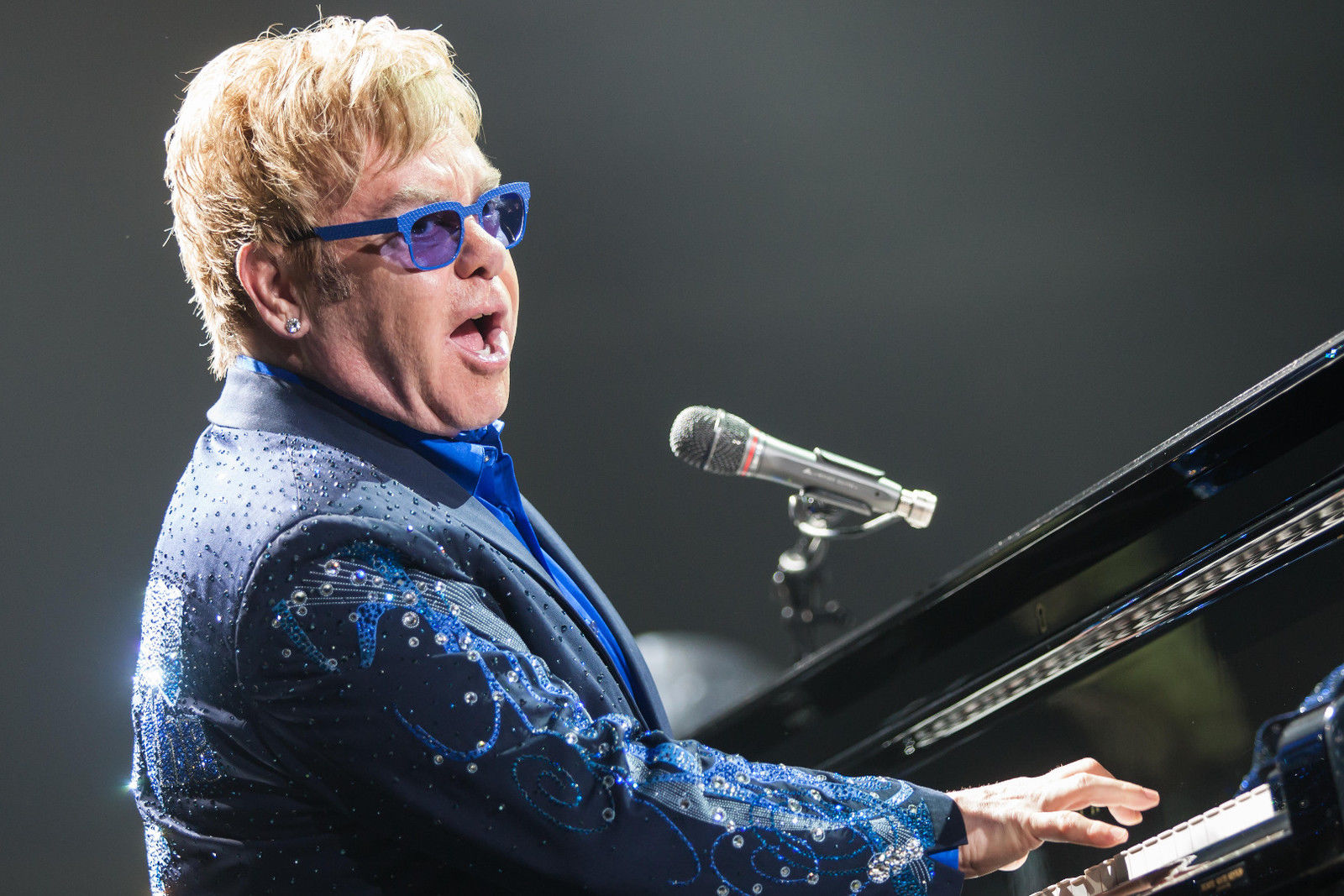 Ο Elton John γιόρτασε τα 72α γενέθλιά του με μία αποκάλυψη!