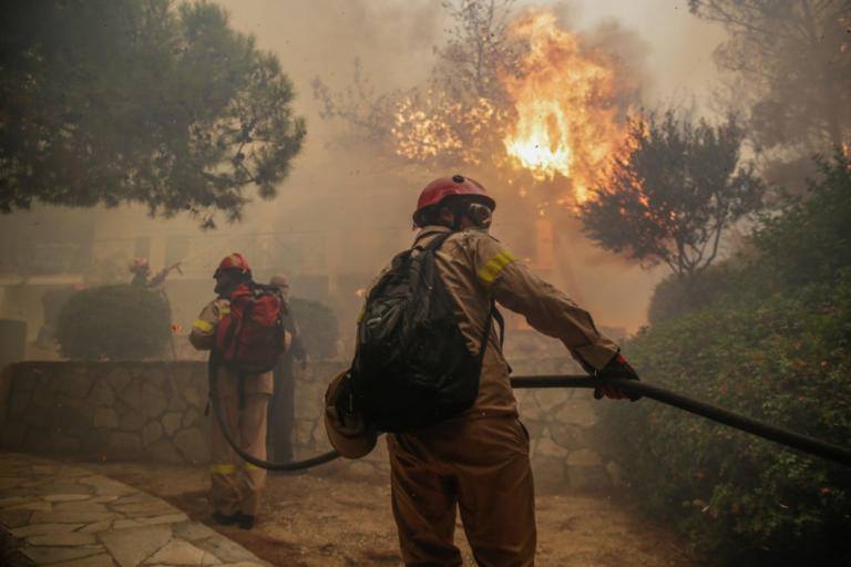 Ψυχρολουσία από τον δήμαρχο Ραφήνας! «Φοβάμαι ότι υπάρχουν και νεκροί»! Μαίνονται οι φωτιές!