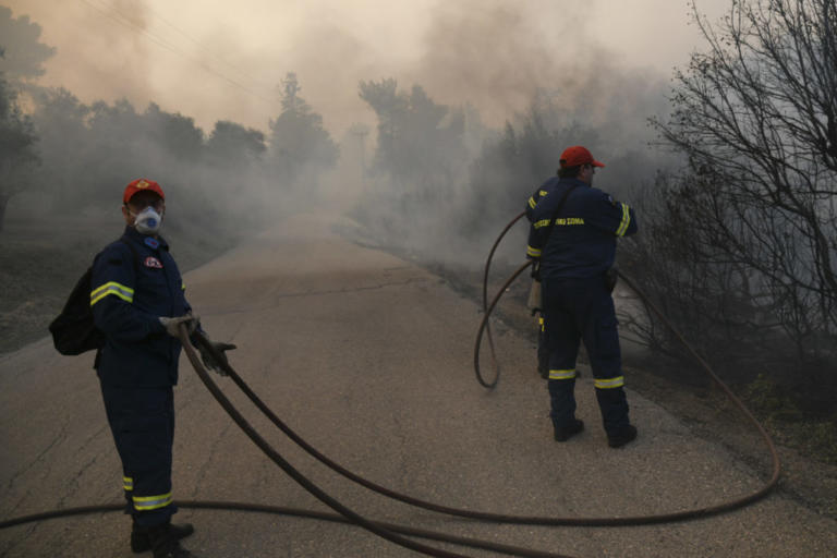 Εύβοια: Δύο μέτωπα εξακολουθούν να καίνε – Συνεχίζεται η μάχη με τη φωτιά