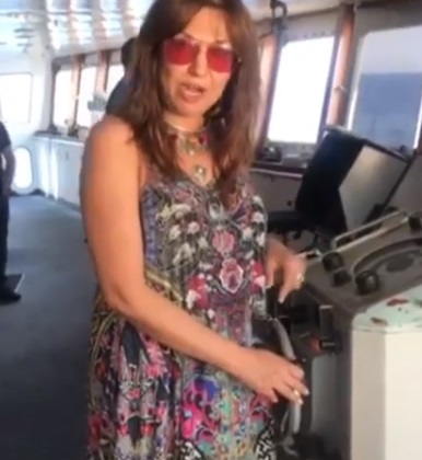 Η Καίτη Γαρμπή στο τιμόνι του πλοίου για Ζάκυνθο! Τα κατάφερε; VIDEO