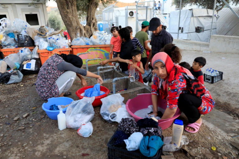 Από τη Μόρια σε Ιωάννινα, Θεσσαλονίκη, Πειραιά 2.000 πρόσφυγες – Μετά την παγκόσμια κατακραυγή τρέχουν για… λύση