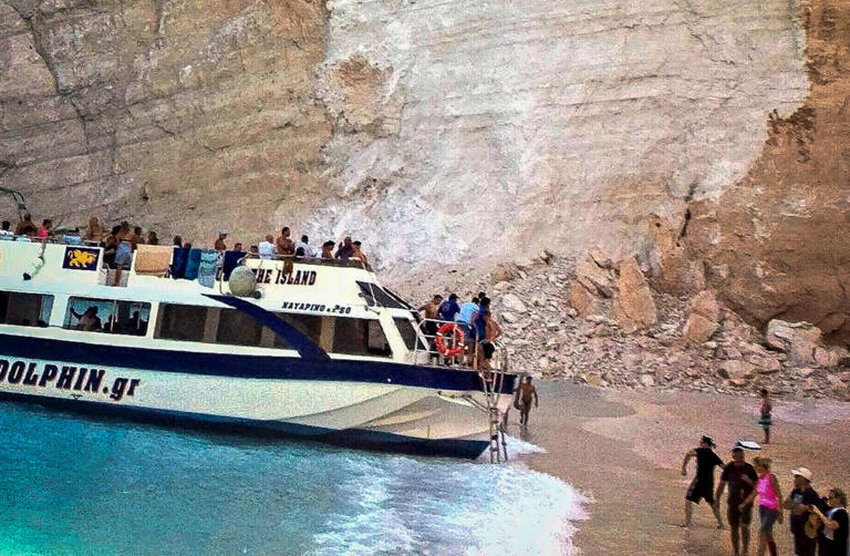 Έτσι έζησαν τον τρόμο στο Ναυάγιο! Βάρκες στον… αέρα, μανάδες έψαχναν τα παιδιά τους – Αποκλεισμένη μέχρι νεοτέρας η παραλία