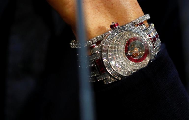 «Ζαλίζει» η αξία του ρολογιού του Ρονάλντο με τα 424 διαμάντια! [pics]