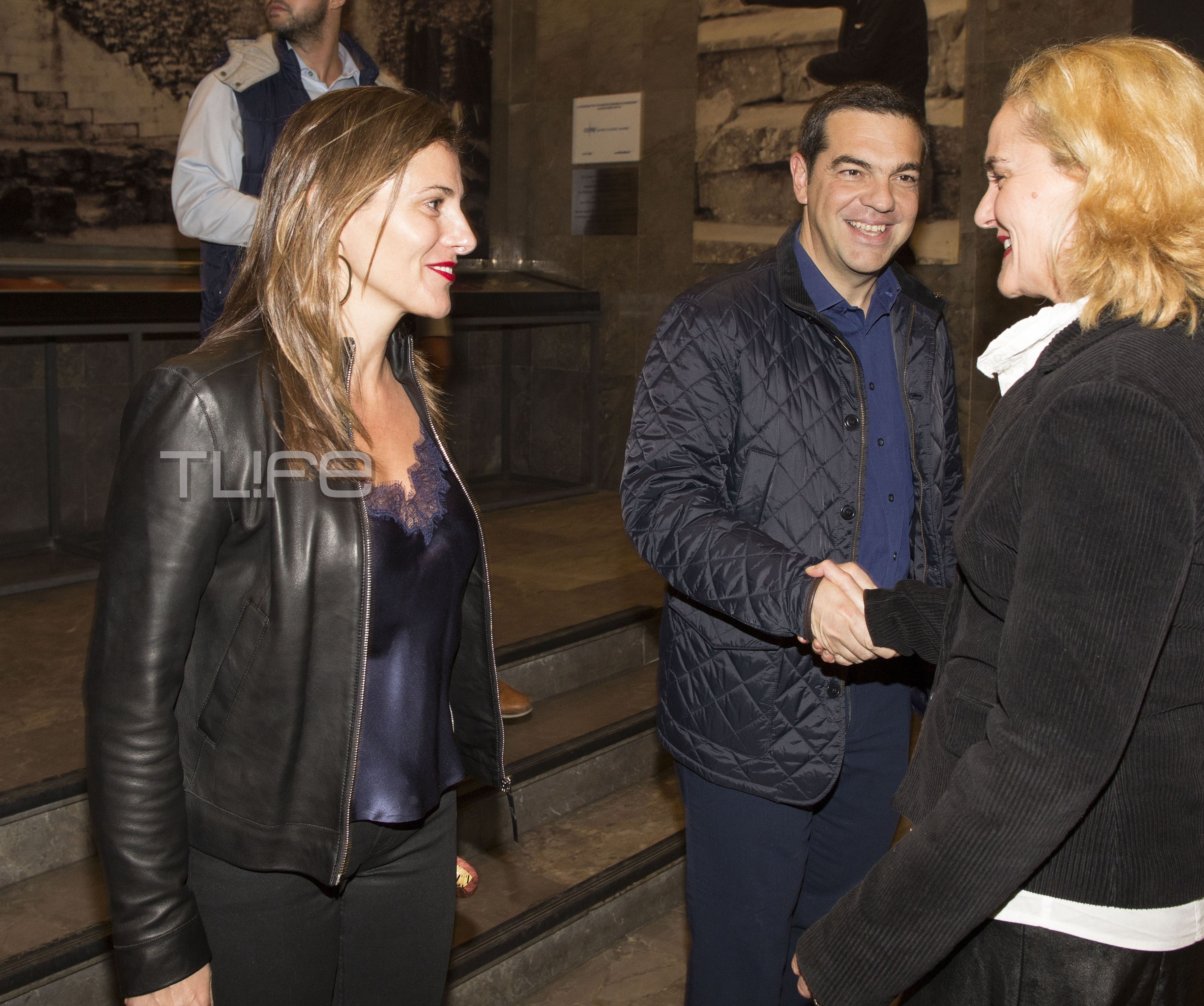 Αλέξης Τσίπρας – Μπέττυ Μπαζιάνα: Με casual look στο θέατρο! Φωτογραφίες