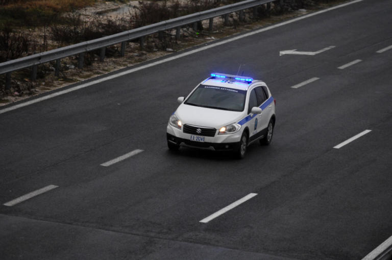 Κινηματογραφική καταδίωξη σε τρεις… νομούς! Δεν σταμάτησε σε έλεγχο, έσπασε τις μπάρες στα διόδια