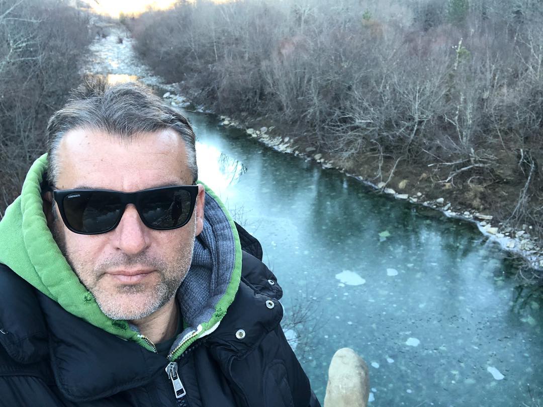 Γιώργος Λιάγκας: Ποζάρει μπροστά από έναν παγωμένο ποταμό! Πού κάνει χριστουγεννιάτικες διακοπές; [pics]