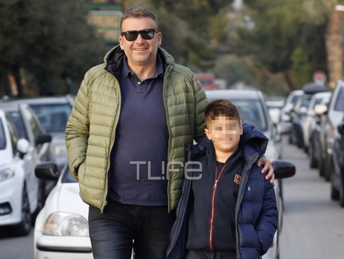 Γιώργος Λιάγκας: Περίπατος στην Γλυφάδα με τον μεγάλο του γιο! [pics]