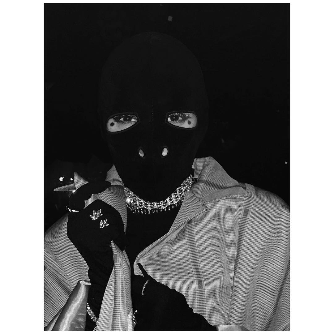 Πίσω από τη μαύρη fashion μάσκα κρύβεται διάσημη τραγουδίστρια!