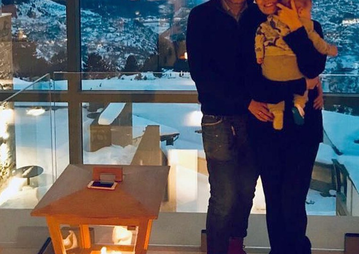 Απόδραση στο χιονισμένο Μέτσοβο για Έλληνα τραγουδιστή με τη σύζυγό του και τον 6 μηνών γιο τους!