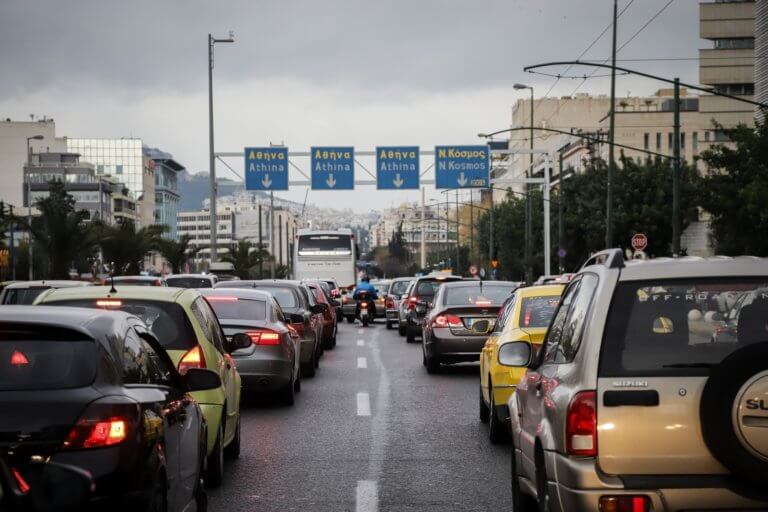 Δυο τροχαία στην Περιφερειακή Υμηττού – Τεράστιο μποτιλιάρισμα