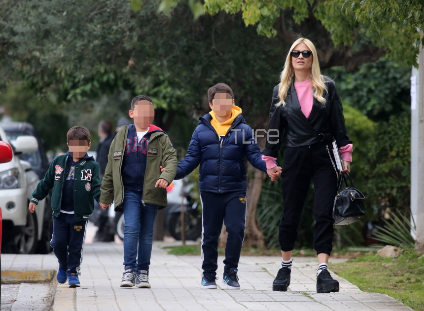 Φαίη Σκορδά: Είναι μια αφοσιωμένη μητέρα! Η απογευματινή βόλτα με τους γιους της στην Γλυφάδα [pics]