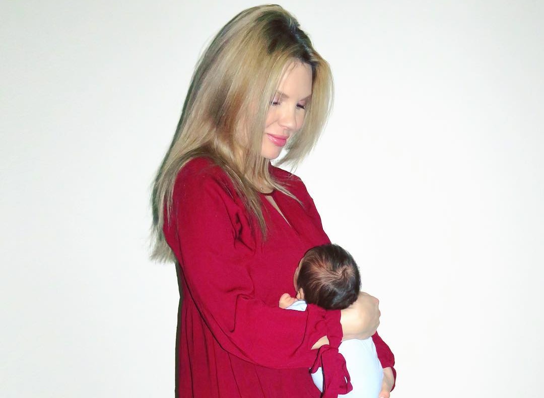 Χριστίνα Αλούπη: Πρωινές βόλτες με τον δύο μηνών γιο της! [pic]