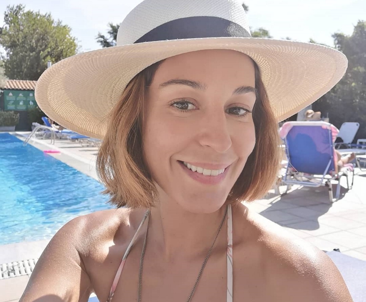 Κατερίνα Παπουτσάκη: Το μπάνιο στην πισίνα με τους άνδρες της ζωής της και η σέλφι χωρίς ίχνος μακιγιάζ